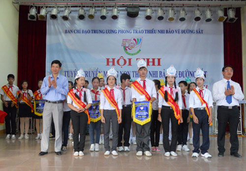 Đồng chí Hồ An Phong, Bí thư Tỉnh đoàn Quảng Bình và đồng chí Khuất Hữa Đức, Bí thư Đoàn Thanh niên Đường sắt Việt Nam tặng hoa và Cờ lưu niệm cho các đội chơi